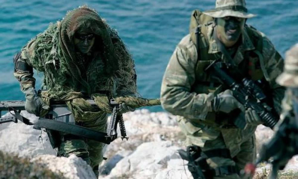 Καταδρομείς και αμφίβιοι καταδρομείς σε εκπαίδευση που κόβει την ανάσα (βίντεο)